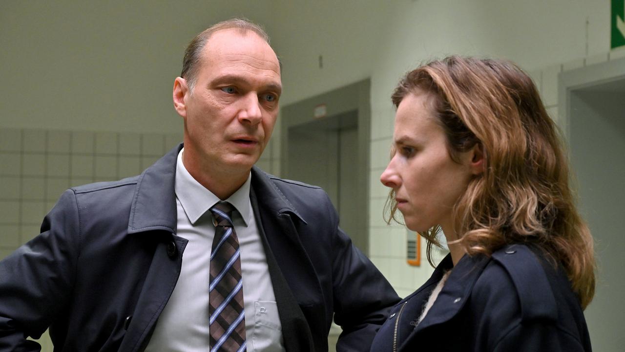 "Tatort: Unsichtbar": Karin Gorniak (Karin Hanczewski) versucht Peter Michael Schnabel (Martin Brambach) davon zu überzeuegn, auf ihre Intuition zu hören obwohl es keine offensichtlichen Indizien für einen Mord gibt.