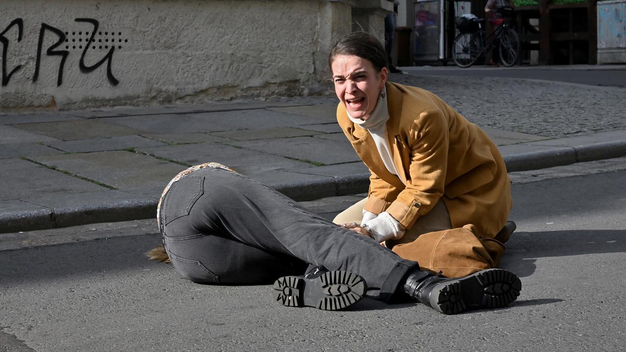 "Tatort: Unsichtbar": Ronja (Lili Zahavi) ruft verzweifelt um Hilfe nachdem Anna Schneider (Milena Tscharntke) auf offener Straße zusammengebrochen ist.