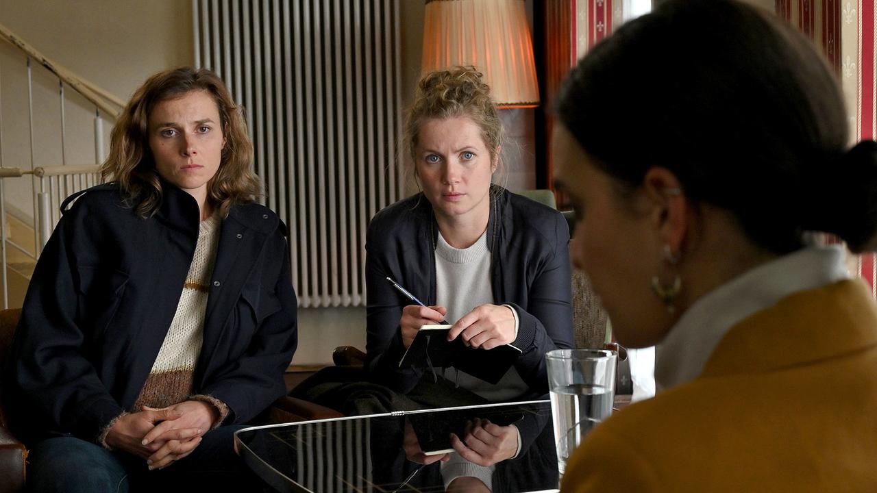 "Tatort: Unsichtbar": Karin Gorniak (Karin Hanczewski, re.) und Leo Winkler (Cornelia Gröschel, li.) befragen Ronja (Lili Zahavi) nach dem Tod von Anna Schneider in deren Café.