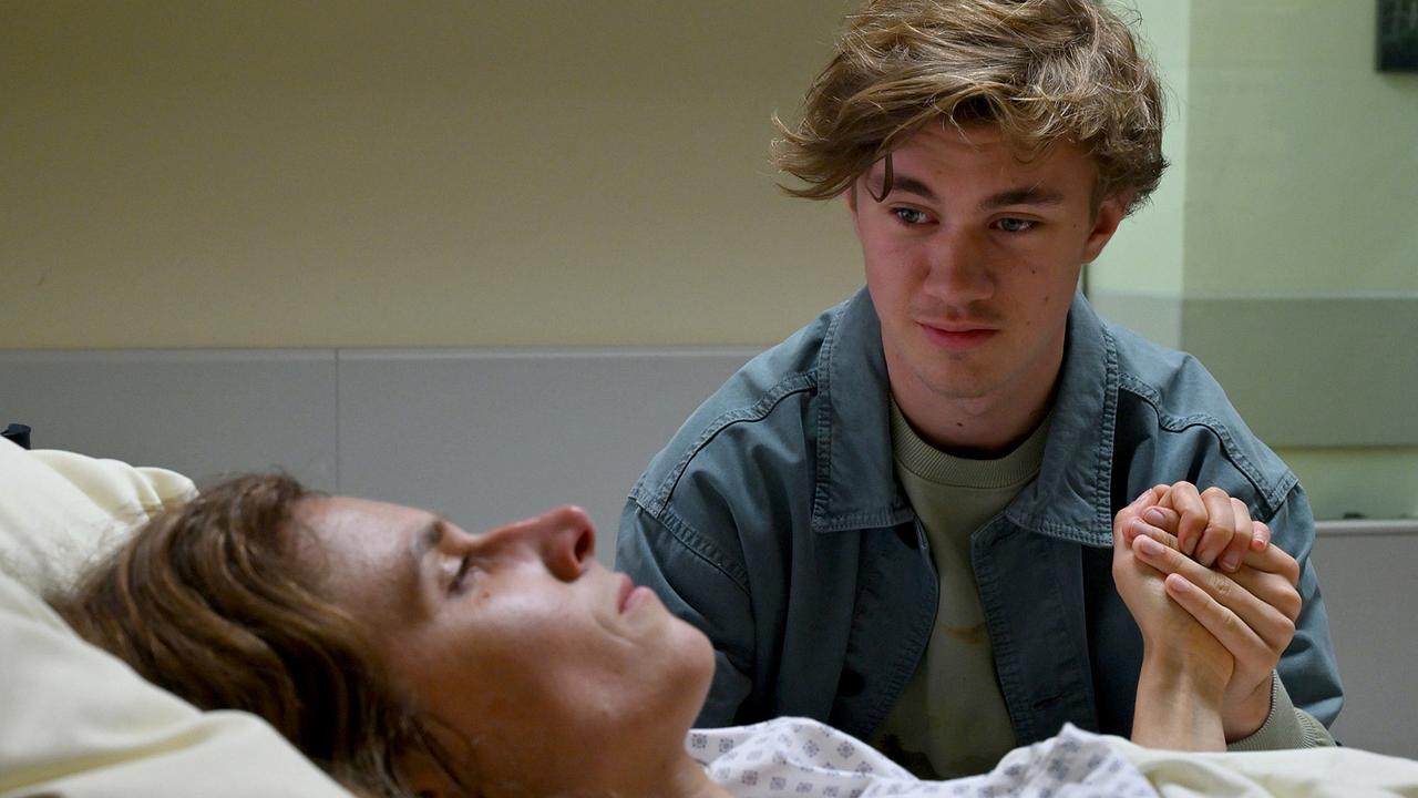 "Tatort: Unsichtbar": Aaron (Alessandro Schuster) am Krankenhausbett seiner Mutter Karin Gorniak (Karin Hanczewski).