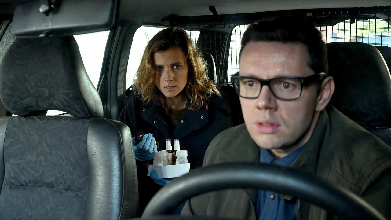 "Tatort: Unsichtbar": Karin Gorniak (Karin Hanczewski) steigt zu Nils Klotsche (Christian Friedel) ins Auto in der Hoffnung Beweismittel von ihm zu erhalten.