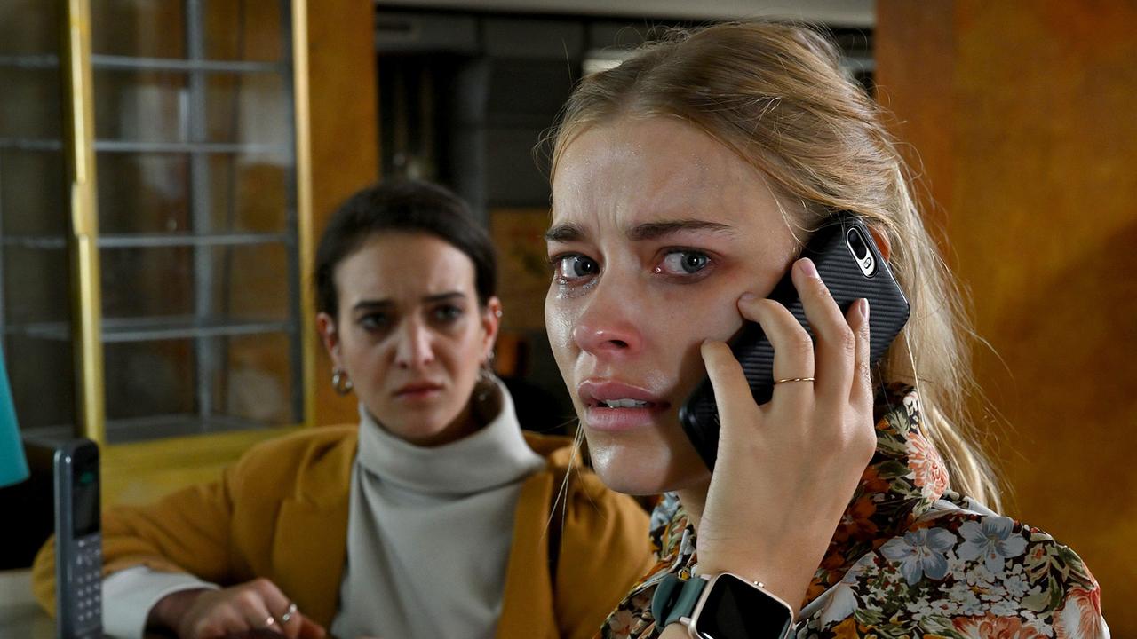 "Tatort: Unsichtbar": Anna Schneider (Milena Tscharntke) telefoniert verzweifelt mit ihrem Peiniger, daneben steht hilflos ihre Mitarbeiterin Ronja (Lili Zahavi).