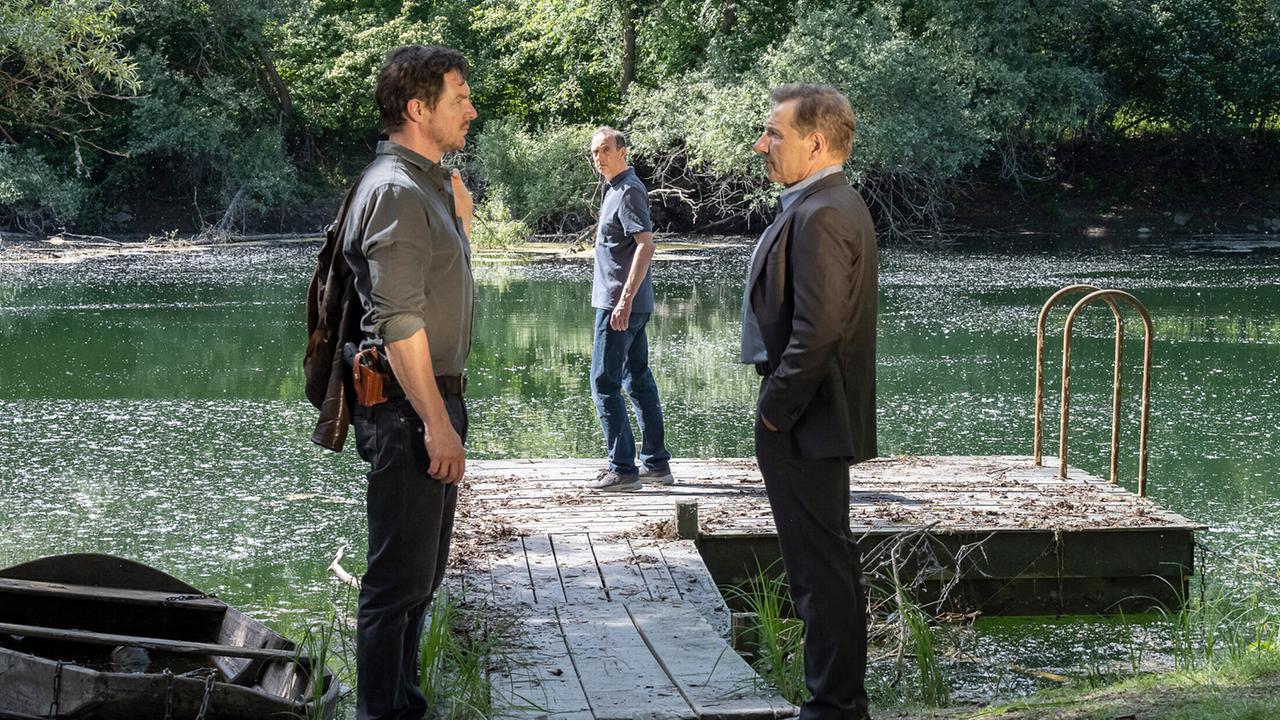 "Tatort: Vergebung": Gerichtsmediziner Daniel Vogt (Jürgen Hartmann) wird in die Ermittlungen seiner Kollegen Sebastian Bootz (Felix Klare) und Thorsten Lannert (Richy Müller) verwickelt.