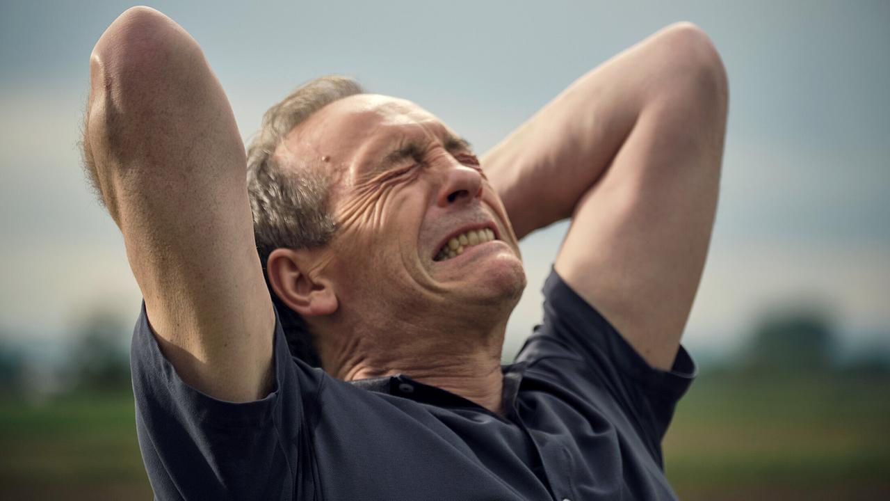 "Tatort: Vergebung": Die peinigenden Erlebnisse seiner Kindheit hatte Daniel Vogt (Jürgen Hartmann) lange aus seinem Bewusstsein gesperrt. Aber nach dem Tod seines Jugendfreundes geht das nicht mehr.