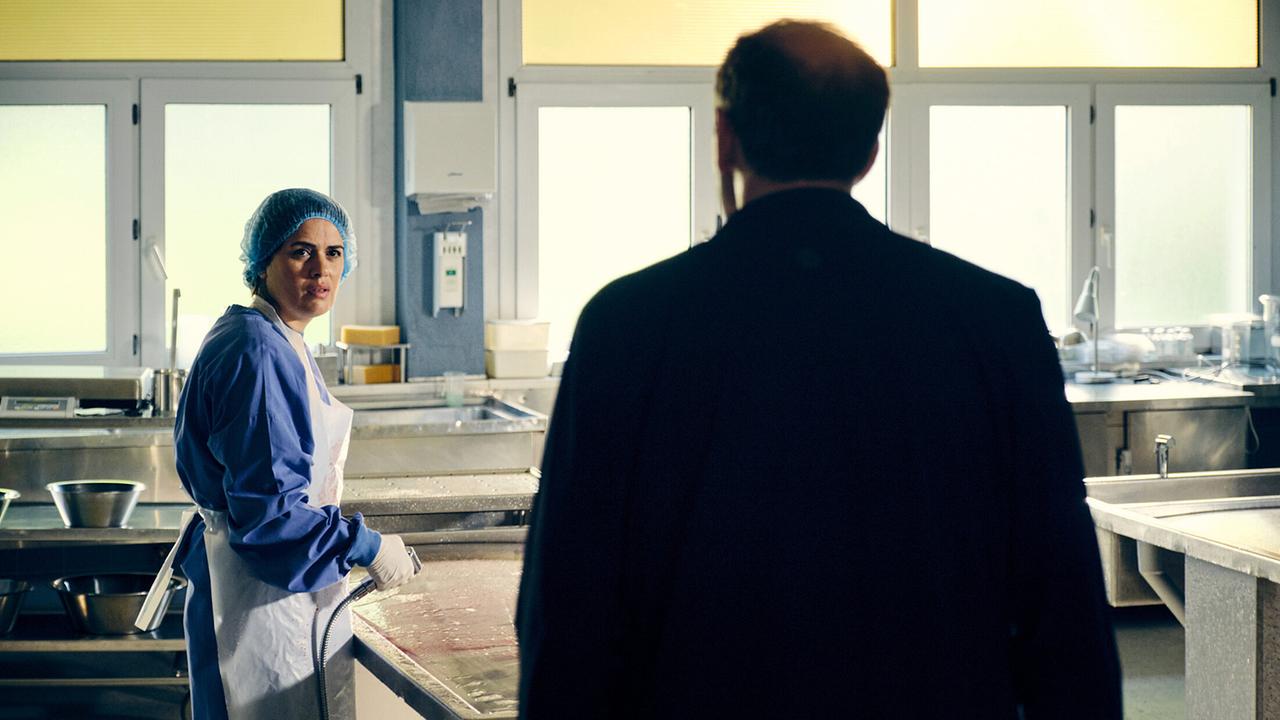 "Tatort: Vergebung": Daniel Vogts Kollegin Dr. Yeliz Ünal (Mina Özlem Sagdic) wundert sich über die Anweisungen ihres Kollegen (Jürgen Hartmann).