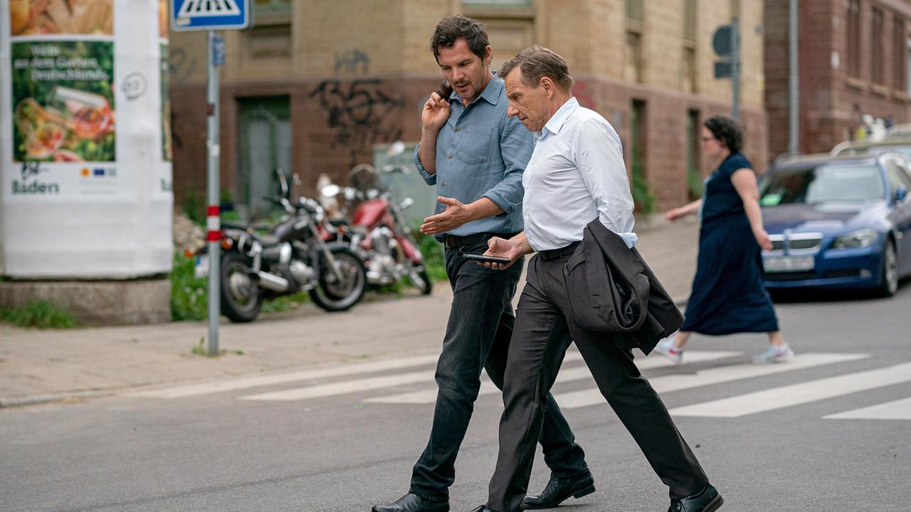 "Tatort: Vergebung": Kann es sein, dass der Kollege aus der Rechtsmedizin in ihren Fall verwickelt ist? Sebastian Bootz (Felix Klare) und Thorsten Lannert (Richy Müller) entwickeln Szenarien.