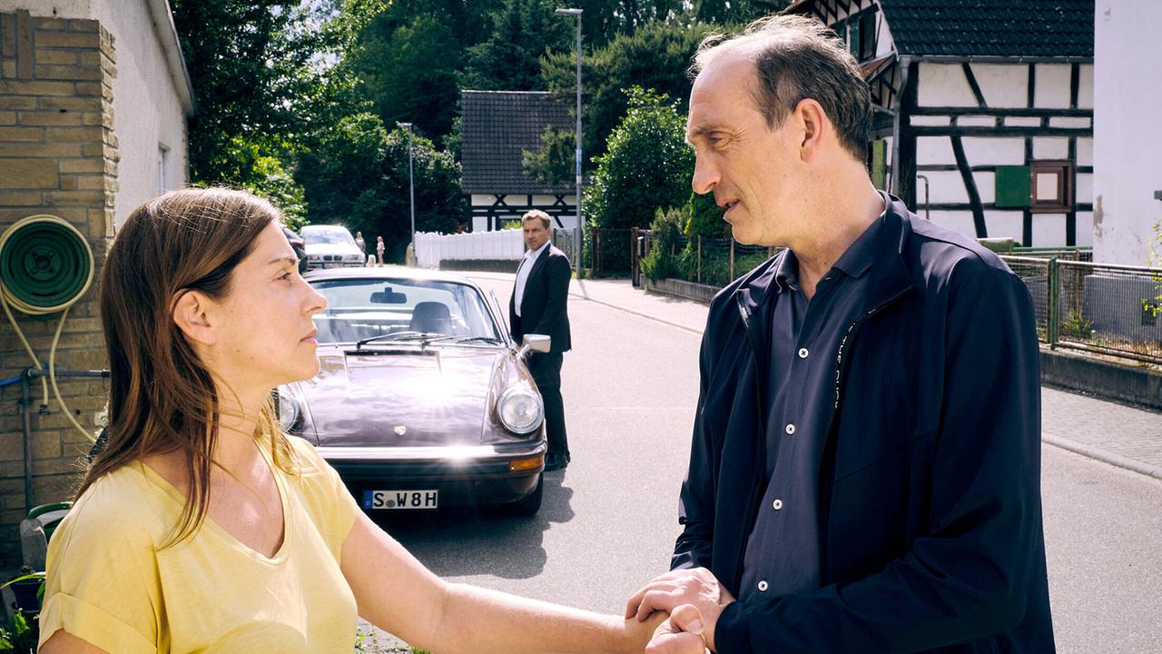 "Tatort: Vergebung": Thorsten Lannert (Richy Müller) wundert sich: Warum ist Gerichtsmediziner Daniel Vogt (Jürgen Hartmann) zu Sandra Döbele (Ulrike C. Tscharre), der Frau des Toten, geeilt?