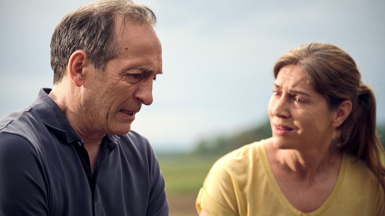 "Tatort: Vergebung": Daniel Vogt (Jürgen Hartmann) konfrontiert seine Jugendfreundin Sandra (Ulrike C. Tscharre) mit Verdächtigungen gegen ihren verstorbenen Mann.