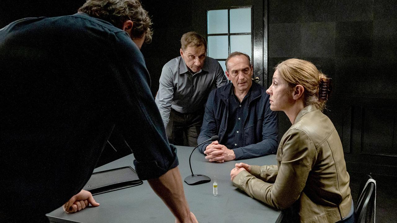 "Tatort: Vergebung": Sebastian Bootz (Felix Klare) und Thorsten Lannert (Richy Müller) haben den Verdacht, dass Sandra Döbele (Ulrike C. Tscharre) ihren Mann mit einer Überdosis getötet haben könnte. Und dass Daniel Vogt (Jürgen Hartmann) sie schützen will.