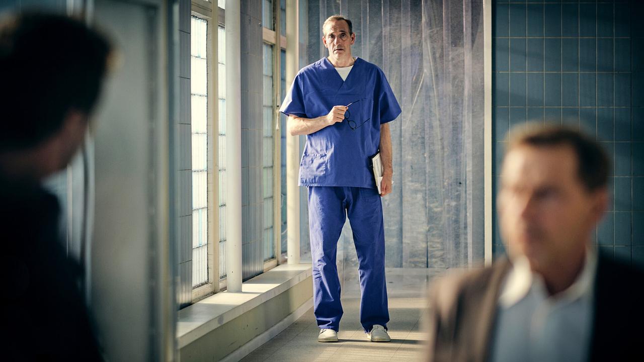 "Tatort: Vergebung": Der aktuelle Fall betrifft Dr. Daniel Vogt (Jürgen Hartmann) mehr als üblich.