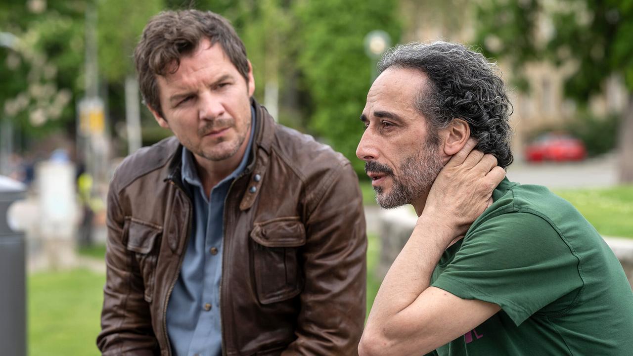 "Tatort: Vergebung": Auf der Suche nach Geheimnissen im Leben des Toten befragt Sebastian Bootz (Felix Klare) Yusuf Arslan (Asad Schwarz).