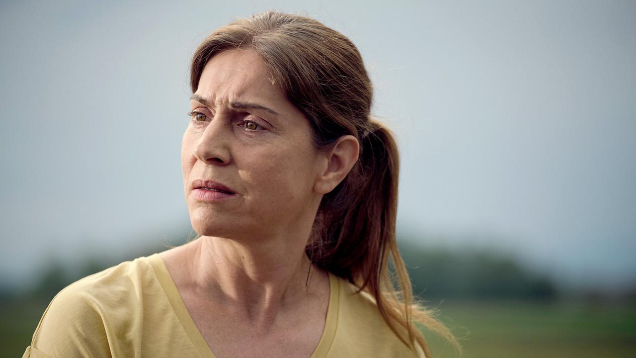 "Tatort: Vergebung": Sandra (Ulrike C. Tscharre) wird mit erschreckenden Vorwürfen gegen ihren verstorbenen Mann konfrontiert.