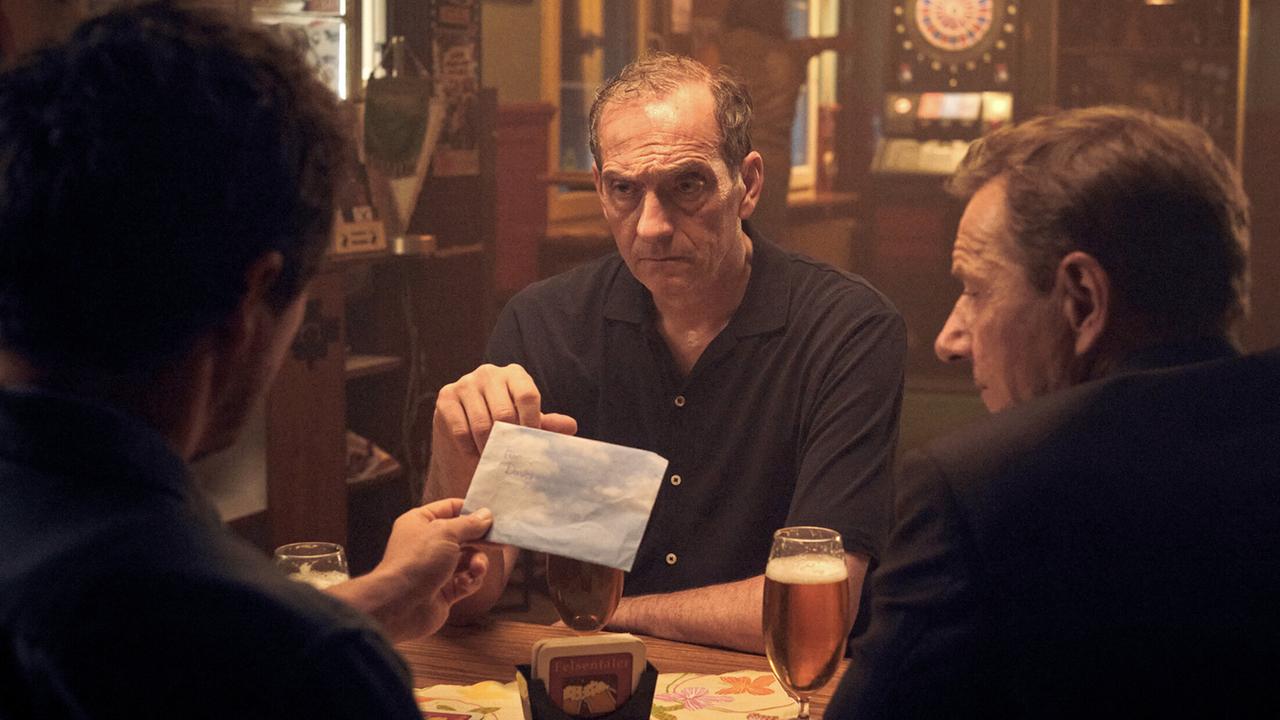 "Tatort: Vergebung": Sebastian Bootz (Felix Klare) und Thorsten Lannert (Richy Müller) vermuten, dass Daniel Vogt (Jürgen Hartmann) mit seinem Schweigen seine Jugendfreundin schützen will. Oder sich selbst.