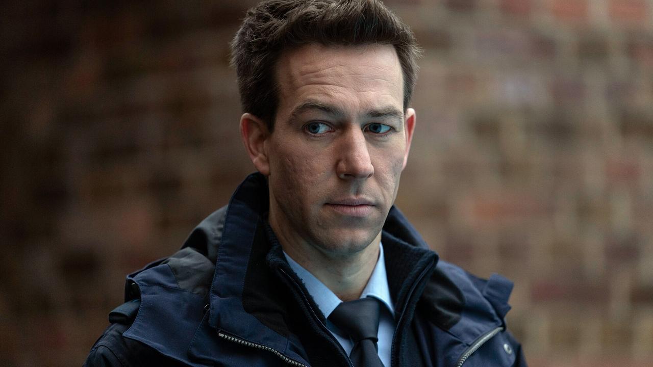 "Tatort: Vier Jahre": Frank Heise (Florian Anderer) versuchte in der Silvesternacht für Ruhe zu sorgen bei der Party im Hause Seitz. Am Neujahrsmorgen wir die Polizei wieder gerufen: Auf dem Grundstück liegt ein Toter.