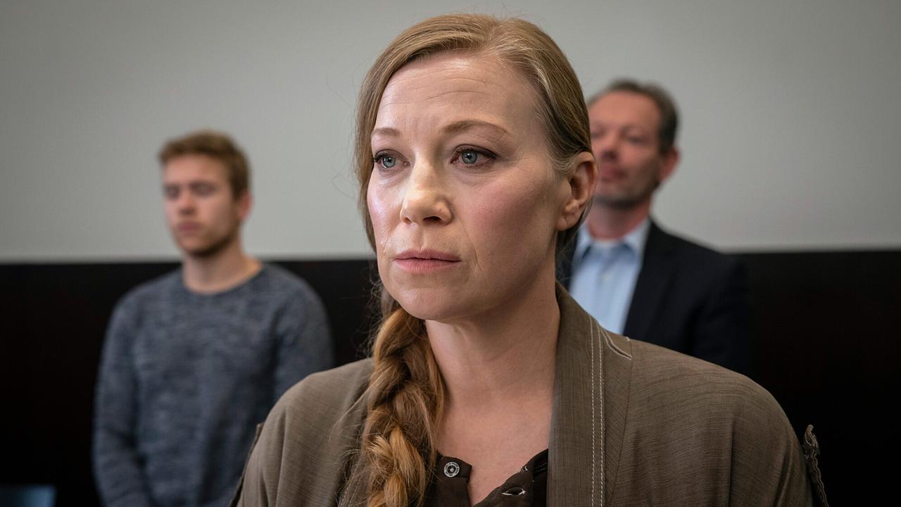 "Tatort: Vier Jahre": Betti Stark (Franziska Arndt) kann nicht glauben, dass ihr Mann Ole vor Gericht einen Mord gesteht, der vier Jahre zurückliegt – und der für die Polizei längst geklärt ist.