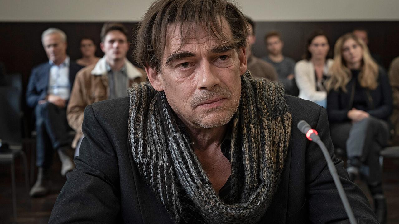 "Tatort: Vier Jahre": Ole Stark (Martin Feifel) sagt vor Gericht aus, dass er der wahre Schuldige ist. Für den Mord wurde vor vier Jahren sein Freund Moritz verurteilt. Kommissar Max Ballauf ist unter den Zuhörer:innen.