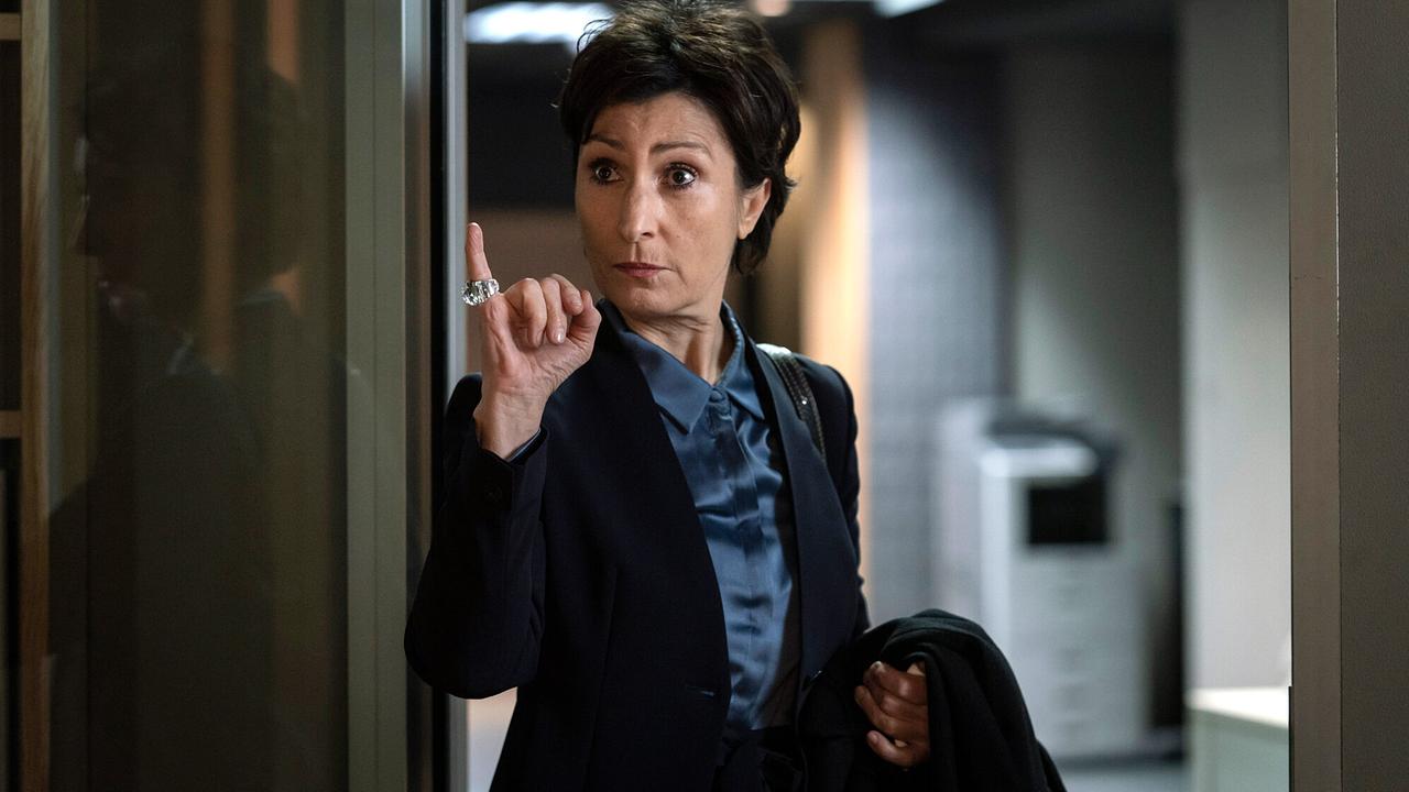 "Tatort: Vier Jahre": Staatsanwältin Melanie Novak (Renan Demirkan) kann nicht ohne Weiteres neue Ermittlungen veranlassen. Doch um herauszufinden, was es mit dem überraschenden Geständnis von Ole Stark auf sich hat, gibt sie Ballauf und Schenk eine Woche Zeit. Dann will sie Ergebnisse sehen.