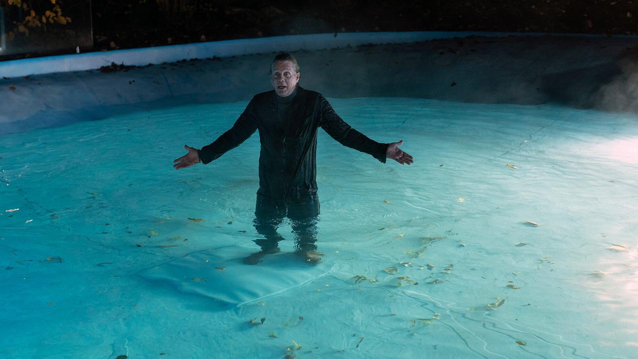 "Tatort: Vier Jahre": Schauspieler Moritz Seitz (Thomas Heinze) wurde aus der Haft entlassen, kann jetzt wieder alles werden wie früher - mit seiner Frau, in ihrem Haus mit Pool? Bei einer Silvesterparty vor vier Jahren gab hier einen Todesfall.