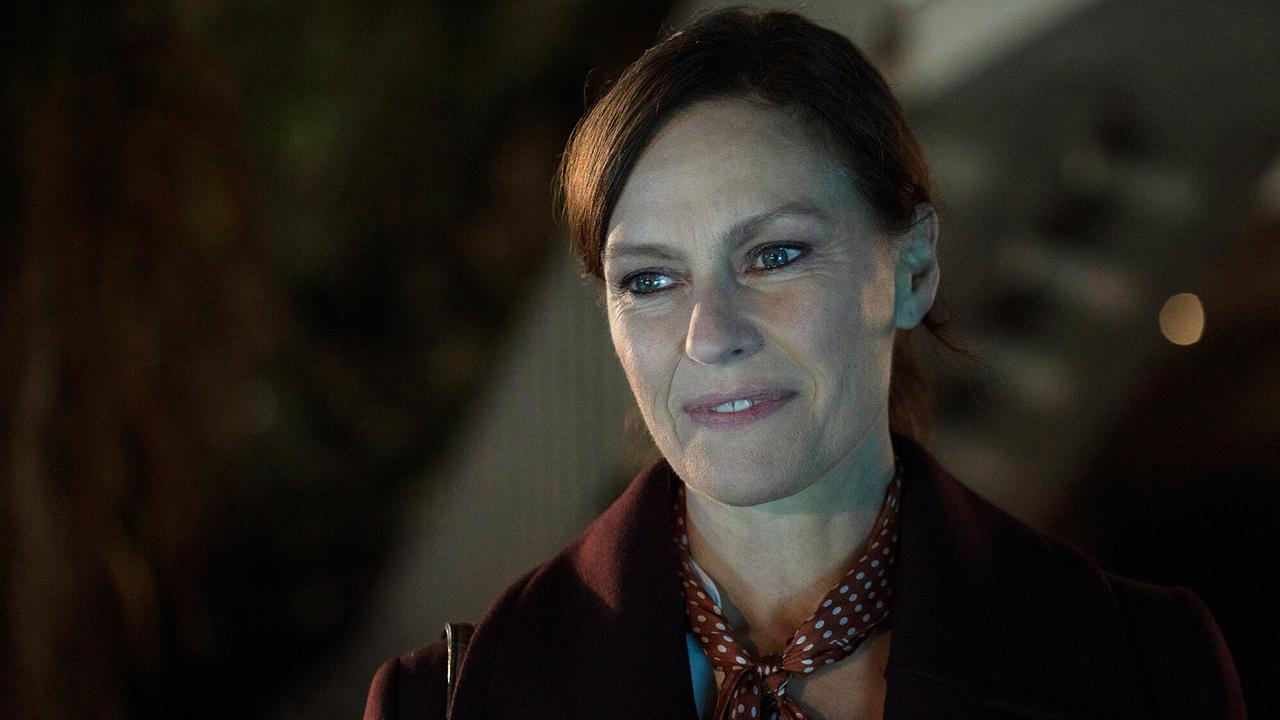 "Tatort: Vier Jahre": Nach dem Urteil gegen ihren Mann war Carolin Seitz (Nina Kronjäger) für viele nur noch die Frau eines Mörders. Beruflich musste die einst erfolgreiche Schauspielerin neu anfangen.