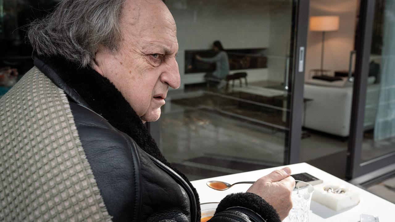 "Tatort: Vier Jahre": Urs Keller (Manfred Böll) lebt neben dem Haus, in dem vor vier Jahren in der Silvesternacht ein Mord passierte. Von seinem Balkon kann der gesundheitlich angeschlagene Mann genau sehen, was auf dem Nachbargrundstück vor sich geht. Für die Polizei war er ein wichtiger Zeuge.