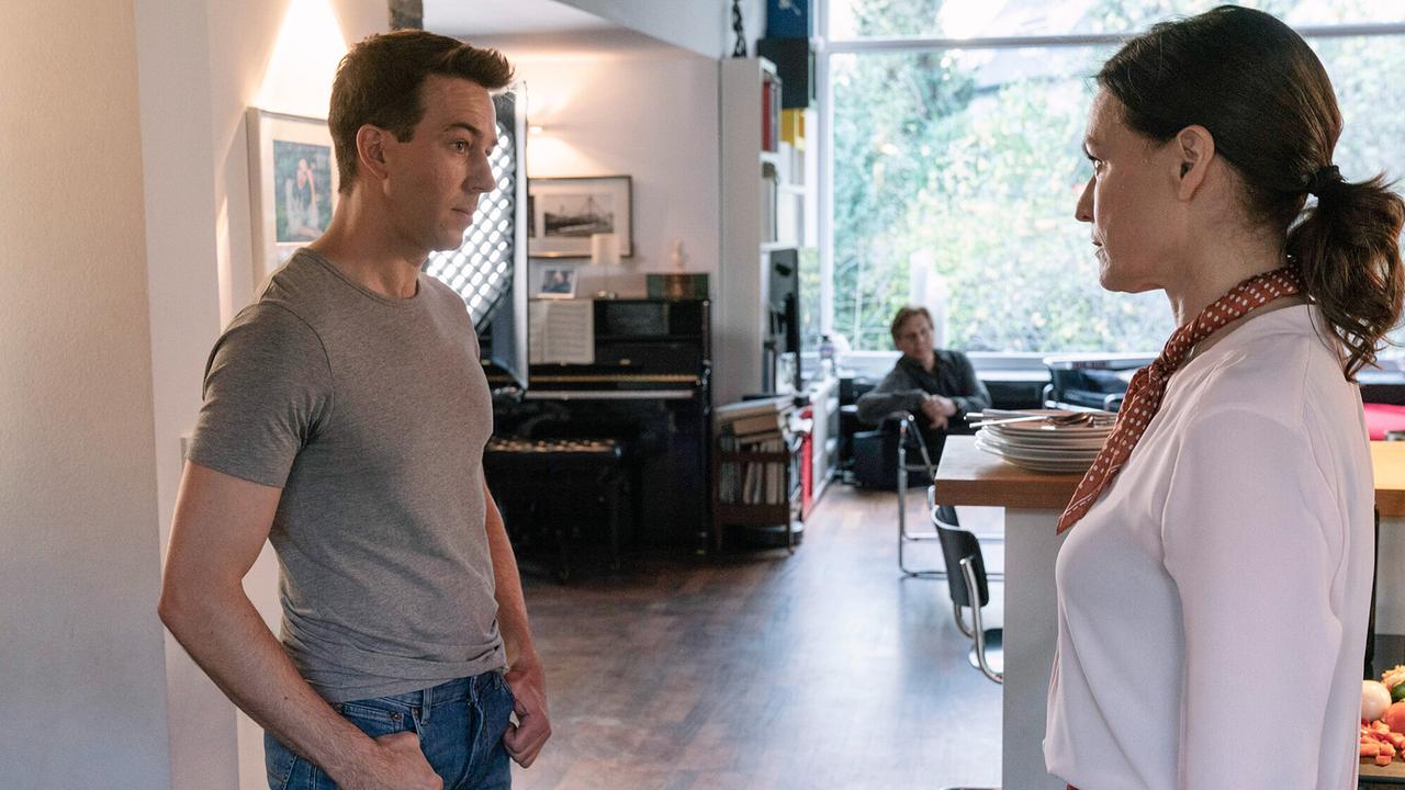 "Tatort: Vier Jahre": Carolin Seitz (Nina Kronjäger) lebt mit dem Polizisten Frank Heise (Florian Anderer, l) zusammen. Nach vier Jahren in Haft ist nun ihr Mann Moritz Seitz (Thomas Heinze) wieder da.