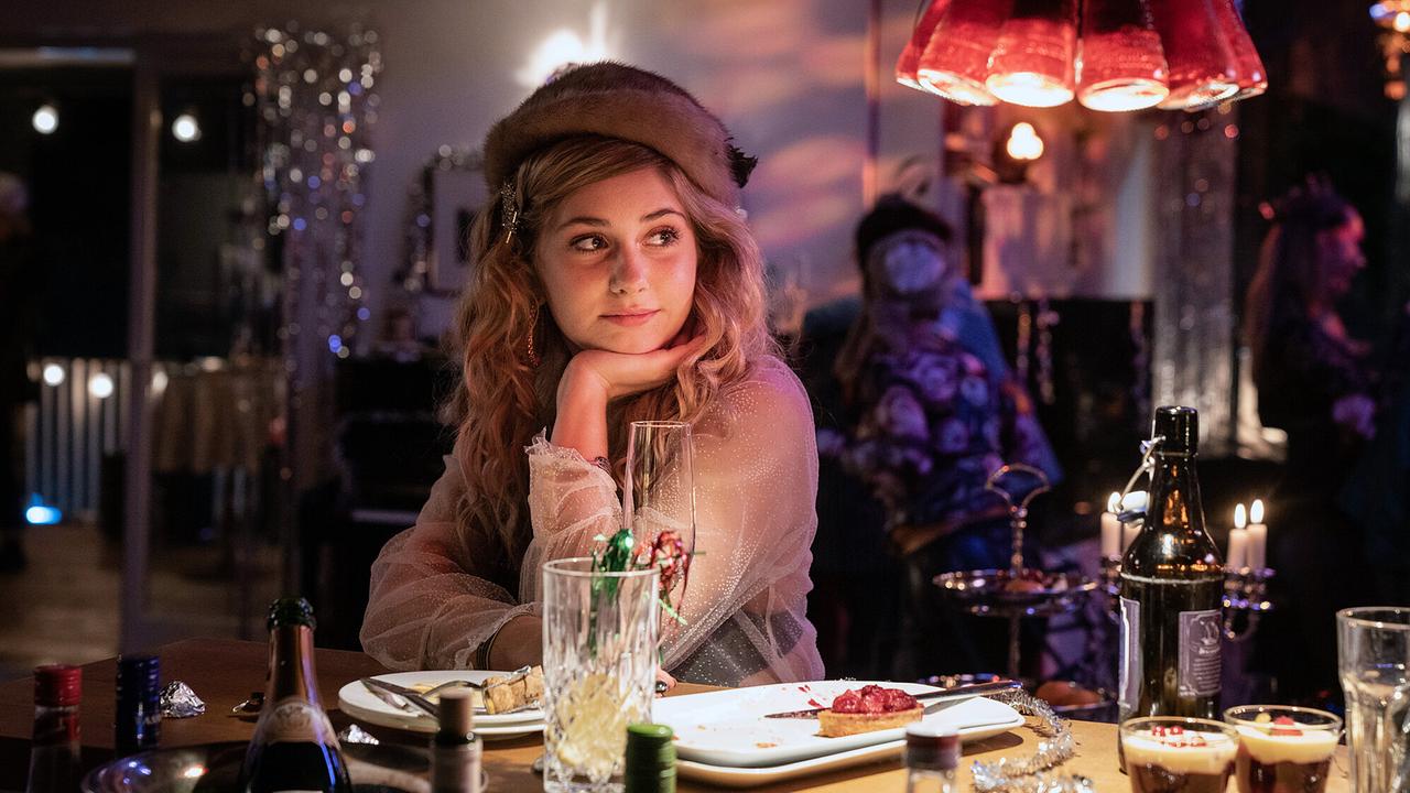 "Tatort: Vier Jahre": Lene Seitz (Sarah Buchholzer) ist 17, bei der Silvesterparty ihrer Eltern fühlt sie sich fehl am Platz.