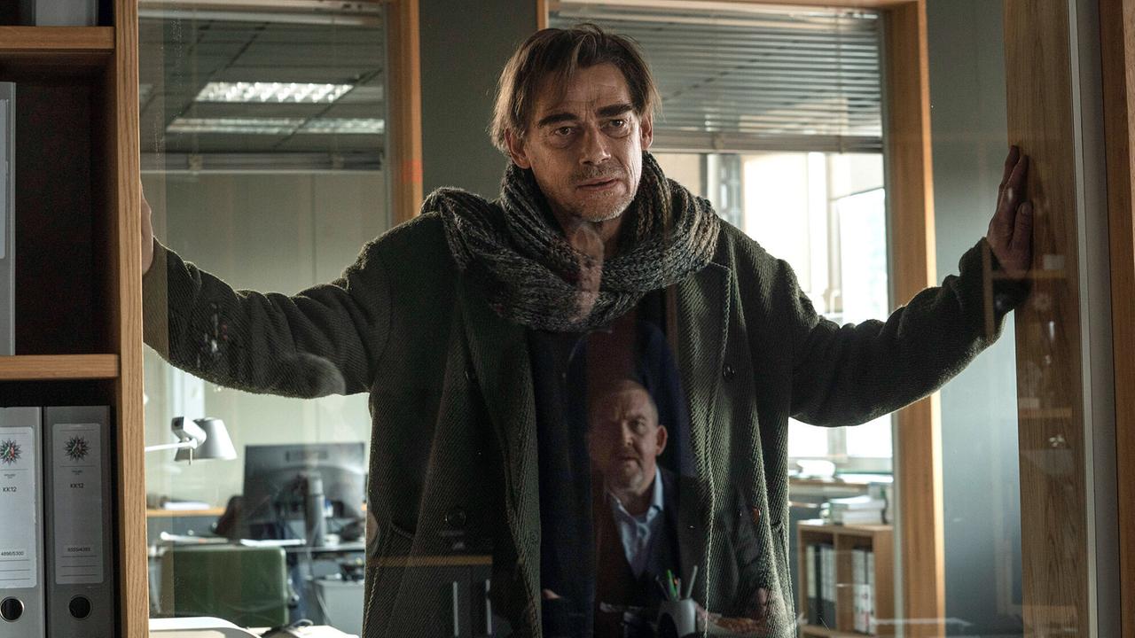 "Tatort: Vier Jahre": Vier Jahre nach dem Mord an einem früheren Studienkollegen taucht Ole Stark (Martin Feifel) bei der Polizei auf. Den Kommissaren Max Ballauf und Freddy Schenk gesteht er, der wahre Mörder zu sein. Sein alter Freund Moritz säße dafür unschuldig im Gefängnis.