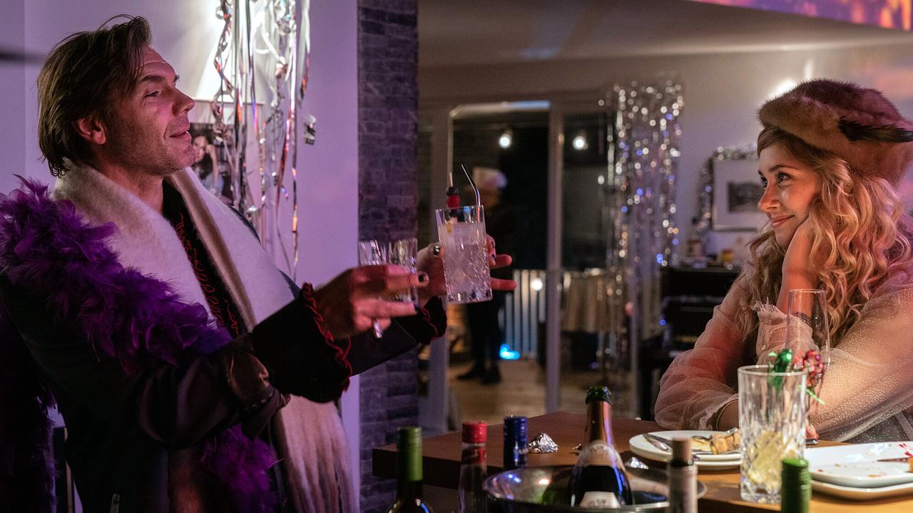 "Tatort: Vier Jahre": Thore Bärwald (Max Hopp, l) hat sich selbst eingeladen: Bei der Silvesterparty seines ehemaligen Mitstudenten Moritz trifft er dessen Tochter Lene Seitz (Sarah Buchholzer) und will mit ihr anstoßen.