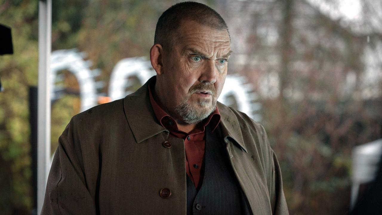 "Tatort: Vier Jahre": Kommissar Freddy Schenk (Dietmar Bär) erfährt am Tatort von Rechtsmediziner Dr. Roth, was er über den Tathergang schon weiß.