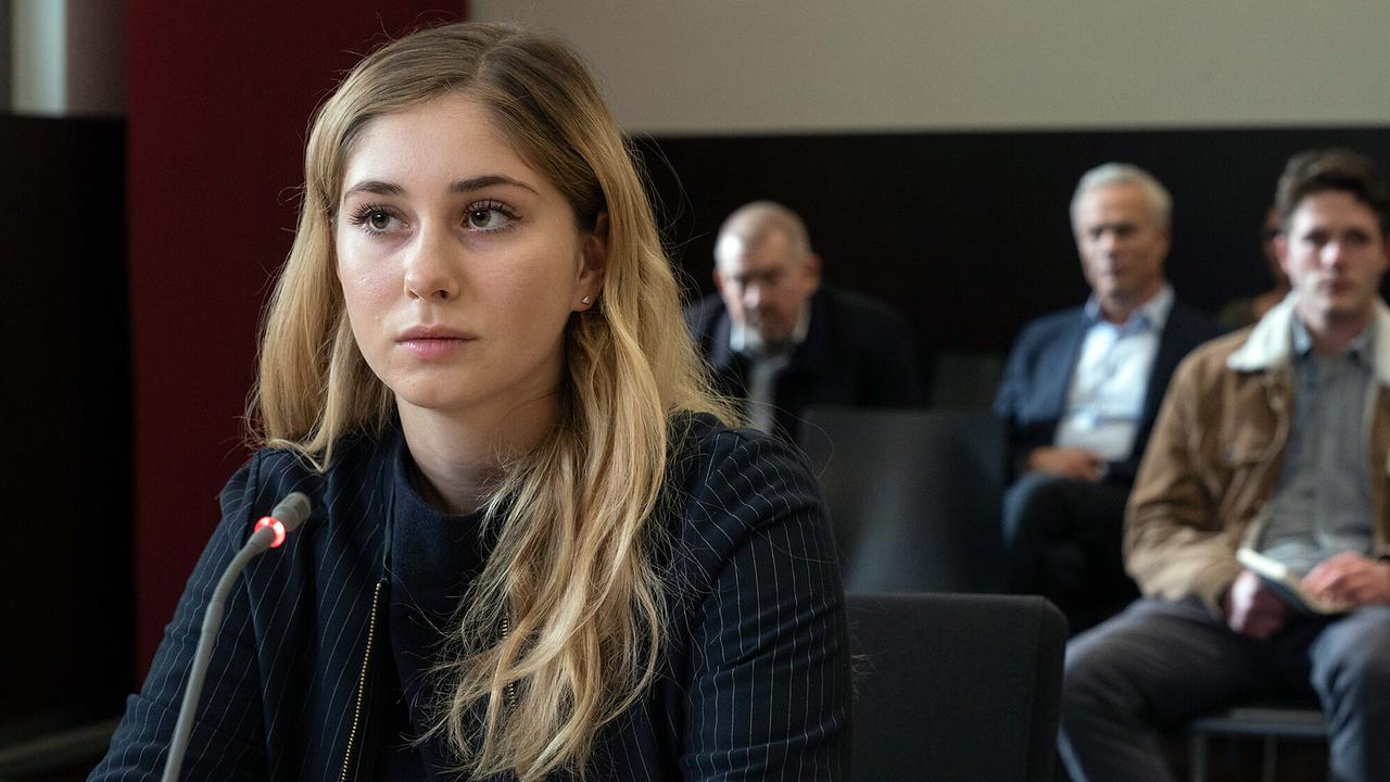 "Tatort: Vier Jahre": Lene Seitz (Sarah Buchholzer) sagt vor Gericht aus, die Kommissare Freddy Schenk und Max Ballauf sind unter den Zuhörern.