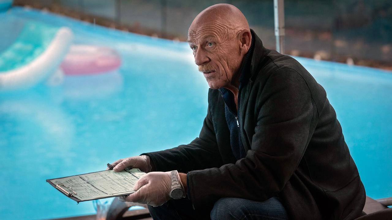 "Tatort: Vier Jahre": Rechtsmediziner Dr. Roth (Joe Bausch) hat am Tatort erste Untersuchungen vorgenommen. Als das Opfer im Pool war, hat es offenbar einen Stromschlag erlitten.
