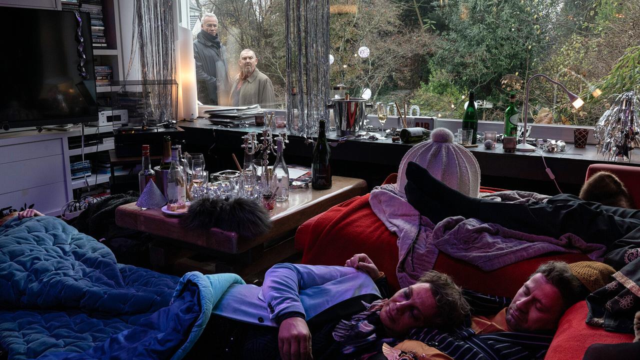 "Tatort: Vier Jahre": Frohes neues Jahr? Max Ballauf (Klaus J. Behrendt, hinten links) und Freddy Schenk (Dietmar Bär, hinten rechts) blicken aus dem Garten ins Haus der Familie Seitz. Die Gäste der Silvesterparty schlafen noch, während draußen schon der Tatort untersucht wird.