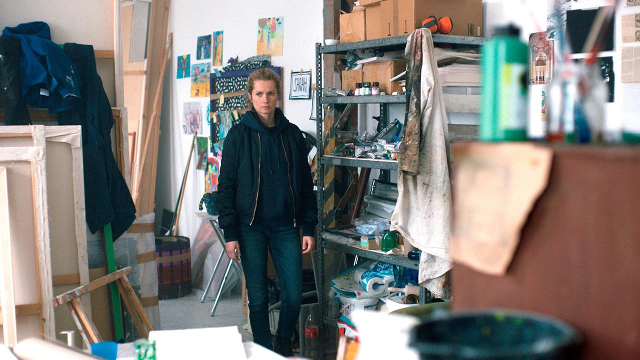 "Tatort: Was ihr nicht seht": Kommissarin Leonie Winkler (Cornelia Gröschel) schaut sich im Atelier der Tatverdächtigen Sarah Monet um, auf der Suche nach einem Hinweis zur Lösung des Falls.