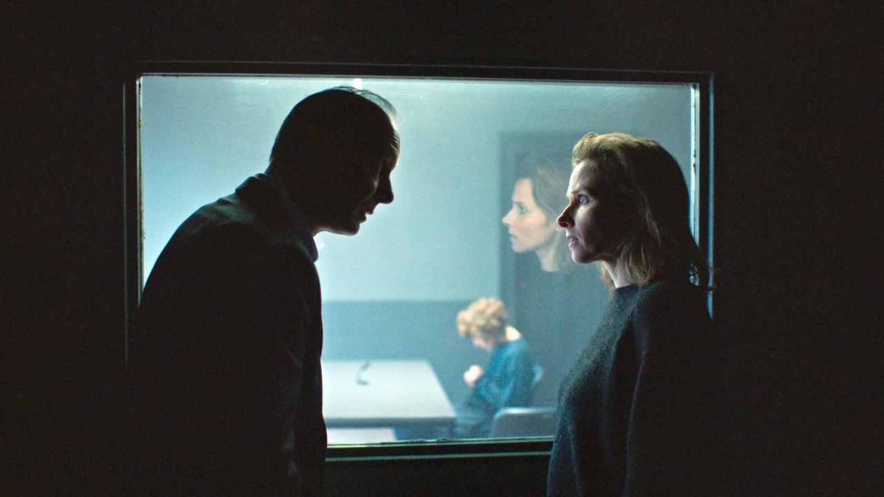 "Tatort: Was ihr nicht seht": Kommissariatsleiter Peter Michael Schnabel (Martin Brambach) und Kommissarin Karin Gorniak (Karin Hanczewski) besprechen sich zum Verhör der Tatverdächtigen Sarah Monet (Deniz Orta).