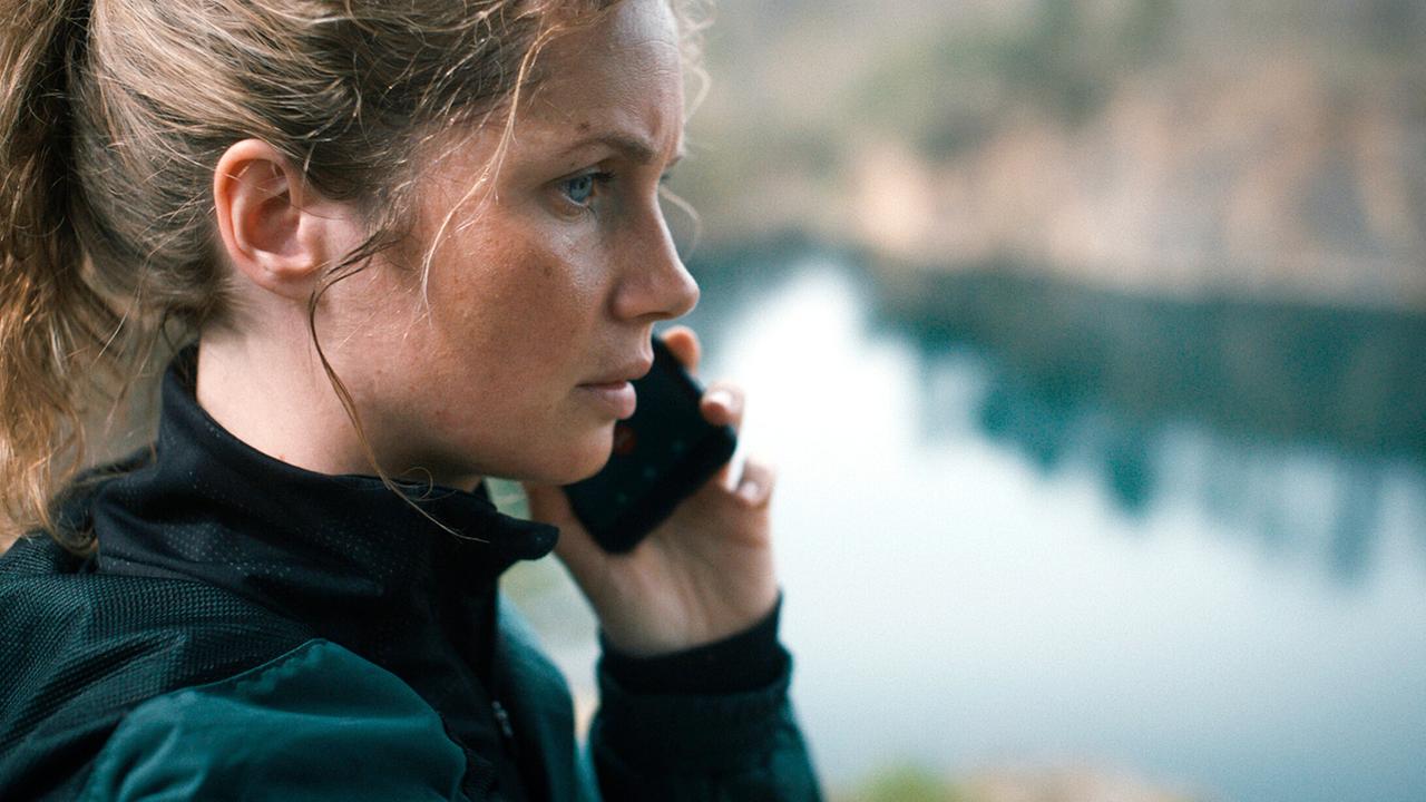 "Tatort: Was ihr nicht seht": Kommissarin Leonie Winkler (Cornelia Gröschel) erhält einen Anruf, bei dem sie zum Tatort gerufen wird. Sie kennt die Tatverdächtige.