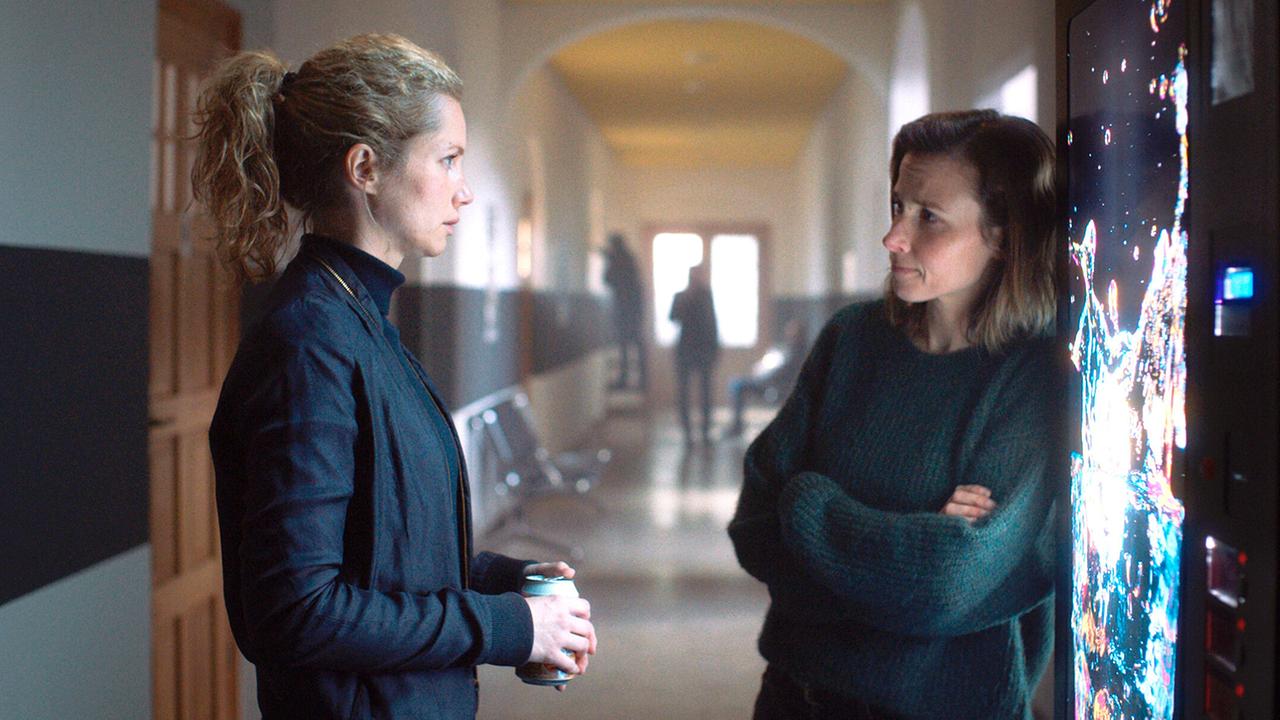 "Tatort: Was ihr nicht seht": Karin Gorniak (re, Karin Hanczewski) versichert ihrer Kollegin Leonie Winkler (li, Cornelia Gröschel) dass sie den Täter finden werden.