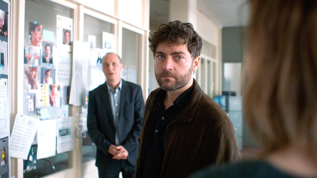 "Tatort: Was ihr nicht seht": Staatsanwalt Jakob Klasen (Timur Isik) möchte von Kommissariatsleiter Peter Michael Schnabel (Martin Brambach) und den Kommissarinnen die Ermittlungsergebnisse hören.
