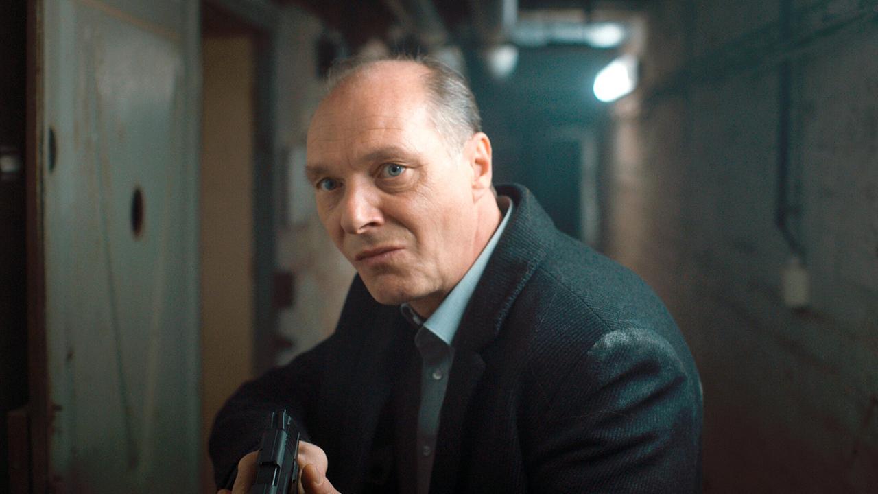 "Tatort: Was ihr nicht seht": Peter Michael Schnabel (Martin Brambach) verfolgt den Täter mit gezogener Waffe.