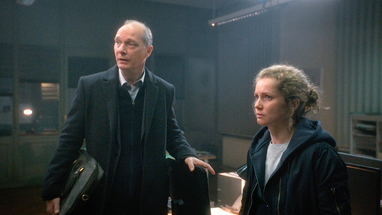 "Tatort: Was ihr nicht seht": Kommissariatsleiter Peter Michael Schnabel (Martin Brambach) und Kommissarin Leonie Winkler (Cornelia Gröschel) lassen den Fall revue passieren.