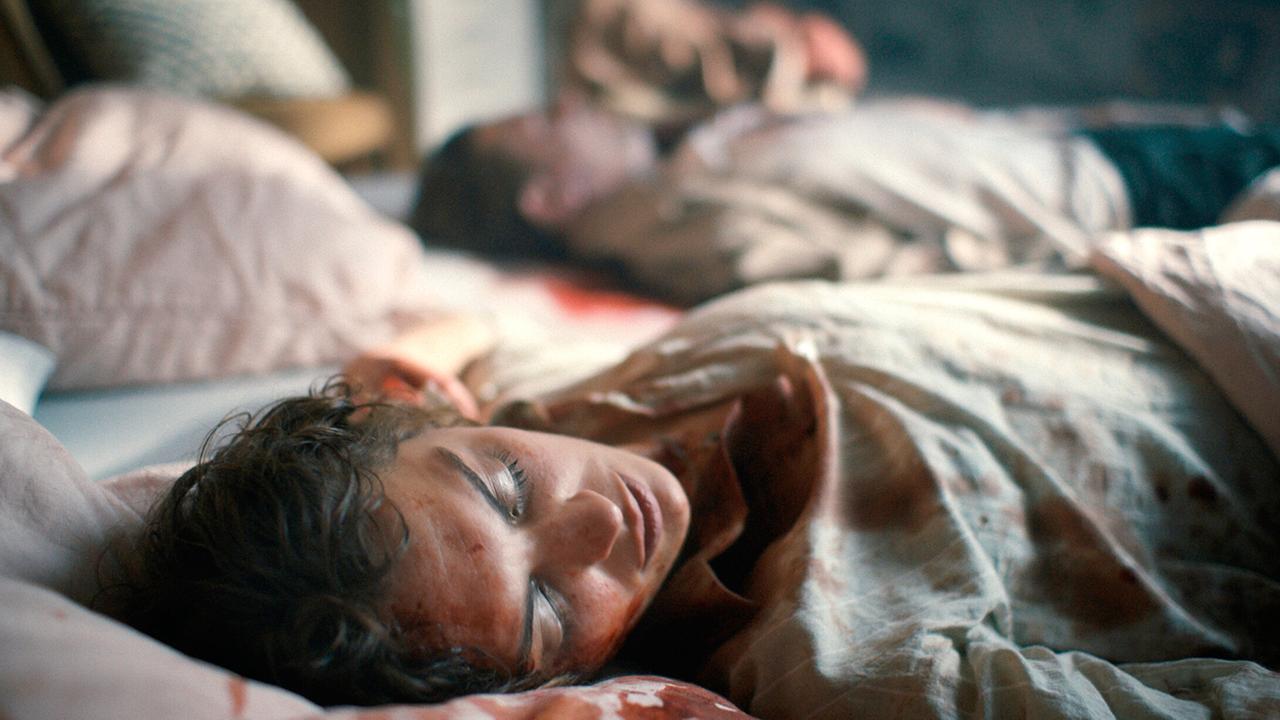 "Tatort: Was ihr nicht seht": Sarah Monet (Deniz Orta) erwacht orientierungslos neben ihrem erstochenen Freund.