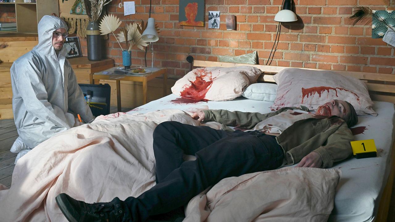 "Tatort: Was ihr nicht seht": Dr. Jonathan Himpe (Ron Helbig) untersucht den Tatort um David Konradt (Frederik Bechtle).