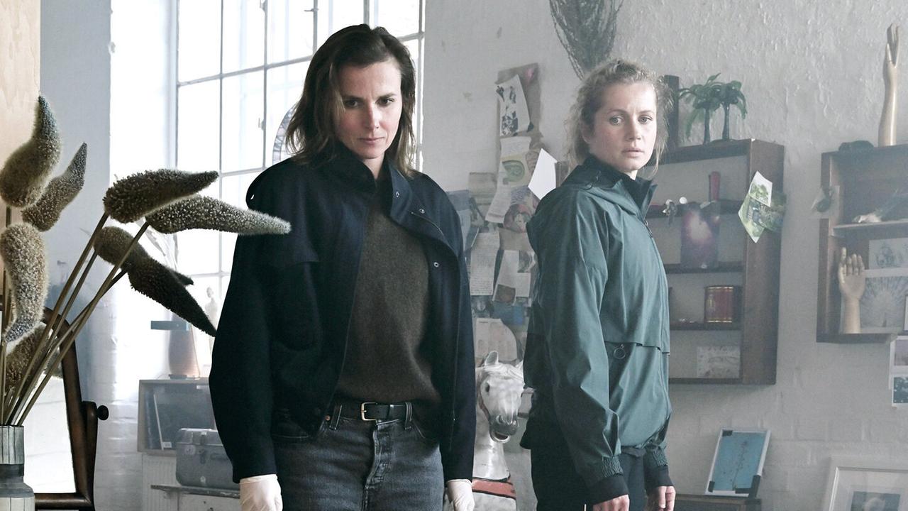 "Tatort: Was ihr nicht seht": David Konradt (Frederik Bechtle) wurde mit mehreren Messerstichen getötet - Dr. Jonathan Himpe und die Kommissarinnen Karin Gorniak (Karin Hanczewski) und Leonie Winkler (Cornelia Gröschel) begutachten den Tatort, Winkler kennt das Opfer.