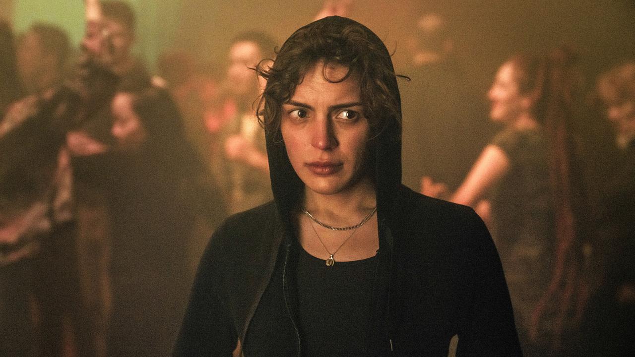 "Tatort: Was ihr nicht seht": Sarah Monet (Deniz Orta) besucht noch einmal den Club aus der Tatnacht, in der Hoffnung sich an etwas zu erinnern.