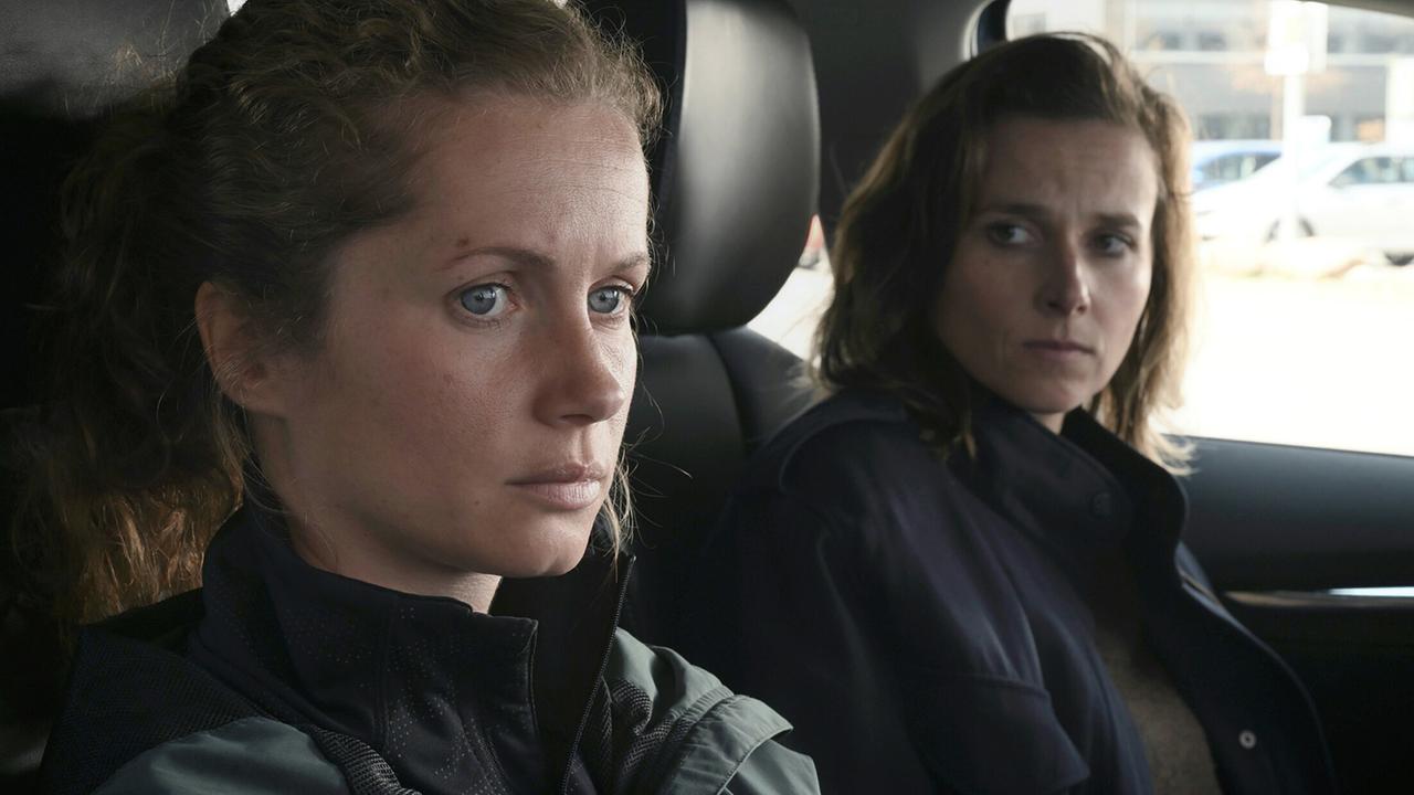 "Tatort: Was ihr nicht seht": Die Kommissarinnen Leonie Winkler (Cornelia Gröschel) und Karin Gorniak (Karin Hanczewski) warten auf die abgeschlossene Untersuchung - Sarah Monet hatte keine leichte Kindheit, war aber nie aggressiv.