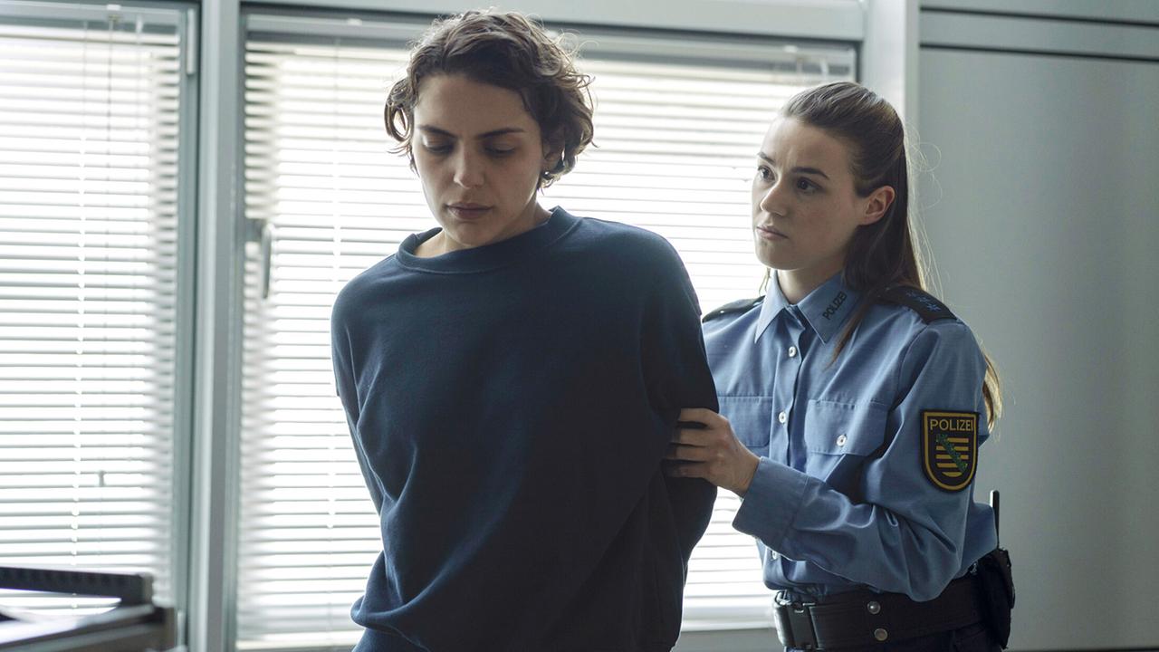 "Tatort: Was ihr nicht seht": Die Hauptverdächtige Sarah Monet (Deniz Orta) ist zur Befragung im Kommissariat.
