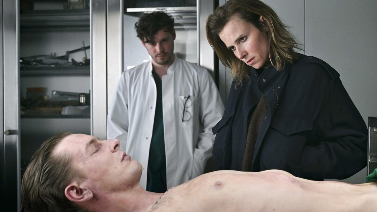 "Tatort: Was ihr nicht seht": David Konradt (Frederik Bechtle) hatte kurz vor seinem Tod Geschlechtsverkehr - Dr. Jonathan Himpe (Ron Helbig) unterrichtet Kommissarin Karin Gorniak (Karin Hanczewski).