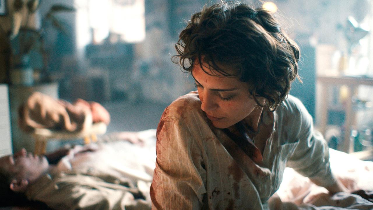 "Tatort: Was ihr nicht seht": Sarah Monet (Deniz Orta) erwacht orientierungslos neben ihrem erstochenen Freund.