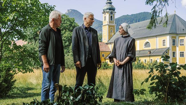 "Tatort: Wunder gibt es immer wieder": Ivo Batic (Miroslav Nemec) und Franz Leitmayr (Udo Wachveitl) verhören Schwester Antonia (Maresi Riegner).