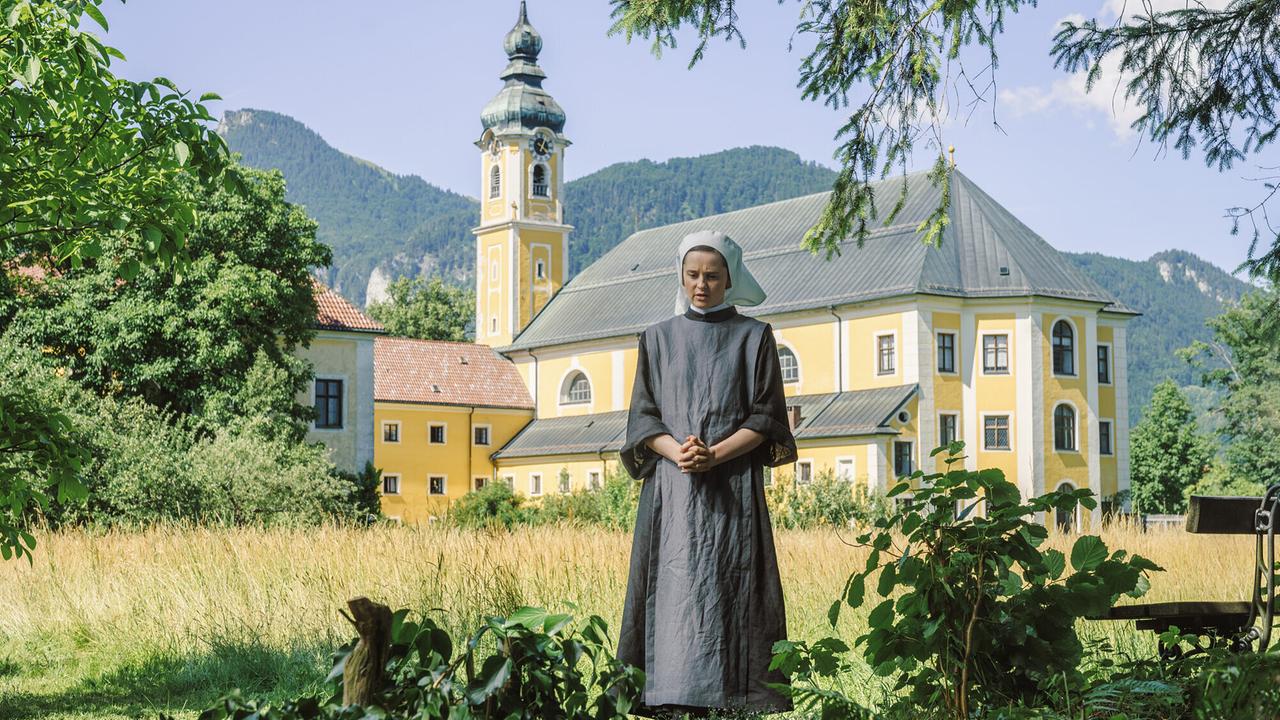 "Tatort: Wunder gibt es immer wieder": Schwester Antonia (Maresi Riegner) betet im Klostergarten.