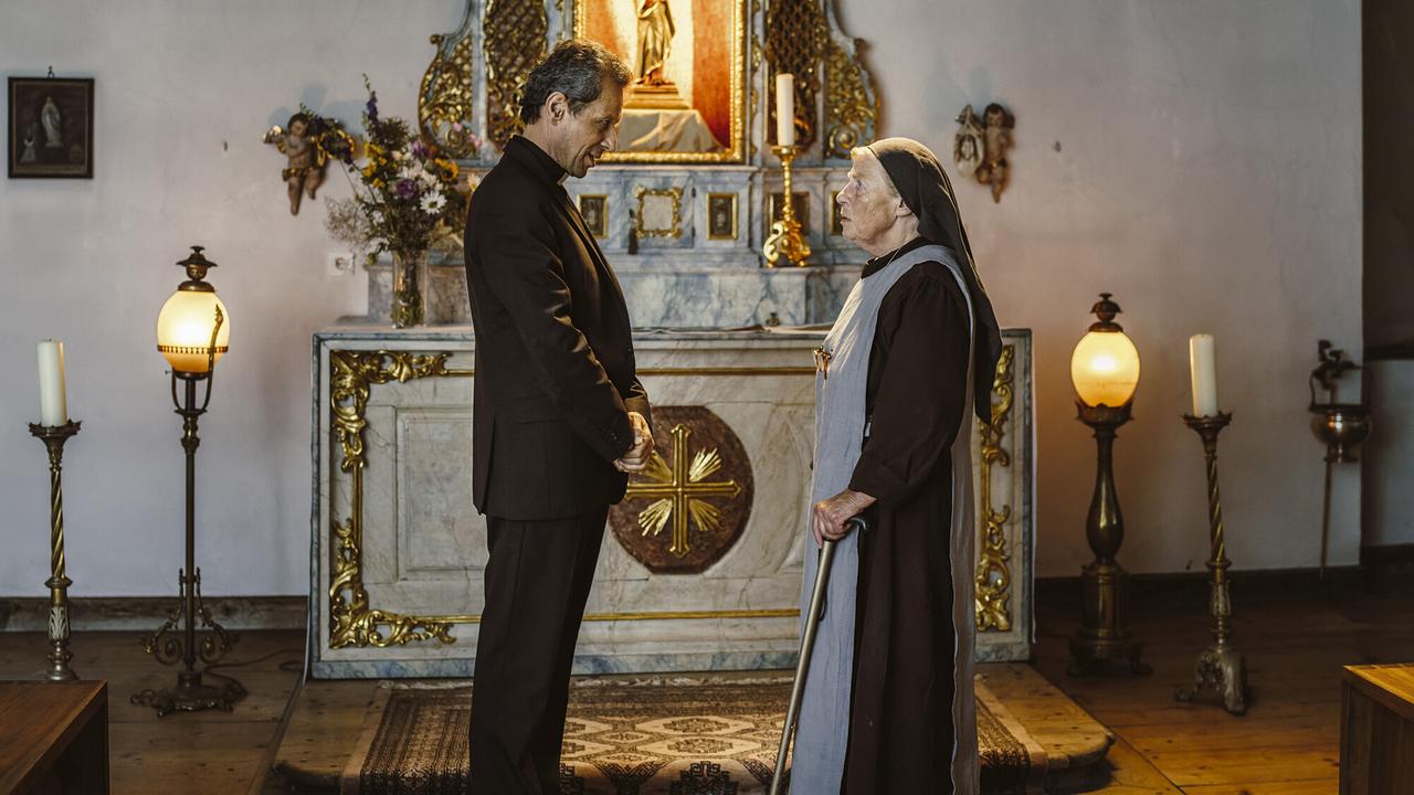 "Tatort: Wunder gibt es immer wieder": Monsignore Martini (Rudy Ruggiero, links) in Unterredung mit Schwester Julia (CHristiane Blumhoff, rechts) vor dem Altar.